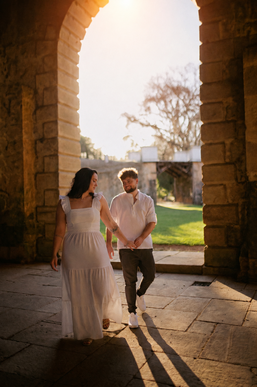 Juliana e Vitor caminhando juntos