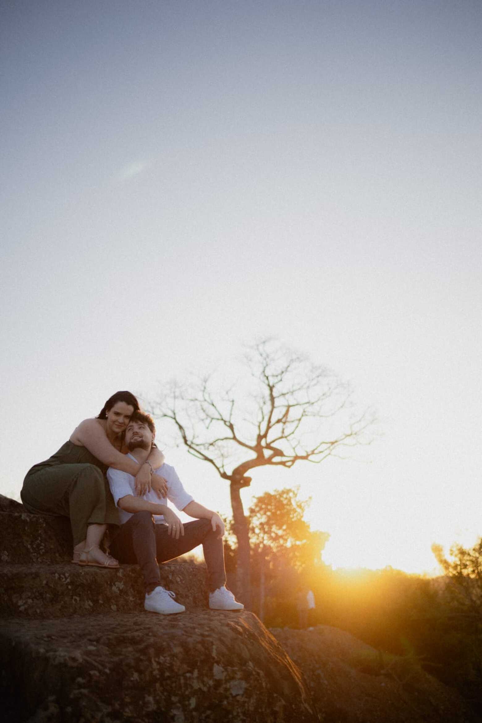 Juliana e Vitor juntos ao pôr do sol